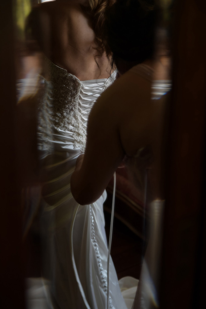 bride getting ready at the plantation house